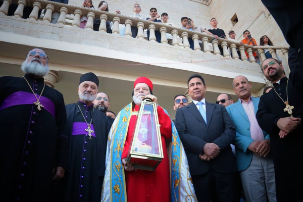 محافظ نينوى يزور دير مار متى ويشارك المسيحيين احتفالات عيد القيامة