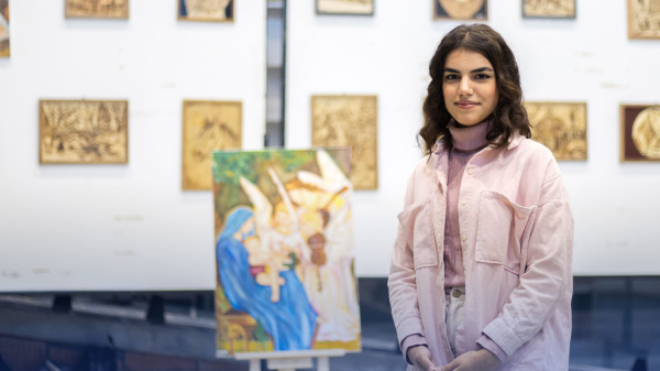 شابة عراقيّة مسيحيّة تجسّد إيمانها عبر فنّ الرسم