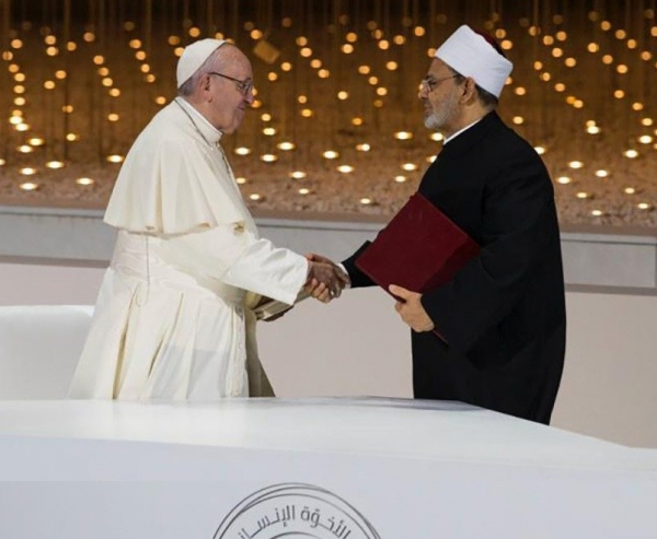 حكماء المسلمين&rdquo; يناقش سبل تعزيز الحوار الإسلامي المسيحي بحضور الطيب وفرنسيس
