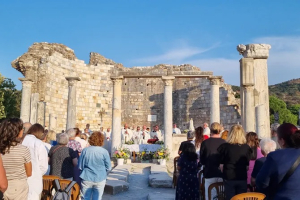 كنيسة تركيا تحتفل بعيد والدة الإله في بازيليك أفسس الأثريّة
