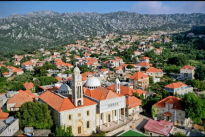 بكنائسها وأديارها... بلدةٌ لبنانيّة تحصد لقبًا عالميًّا