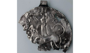 العثور على قلادة تمثل الإلهة عشتار الآشورية عمرها 2200 عام فى تركيا